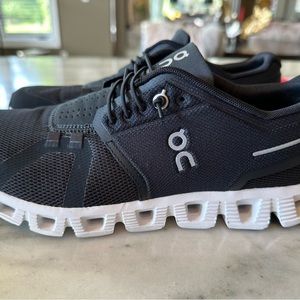 On Cloud 5 women’s size 8.5 running shoes